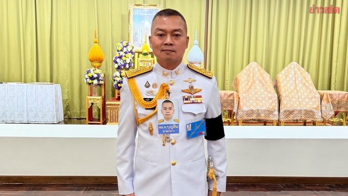 King grants General rank to Lt Gen Boonsin, awards royal decorations to 15 special guards | Thaiger