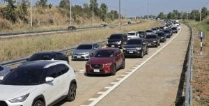 M6 jammed for kilometers as crowds rush back to Bangkok Before New Year | Thaiger