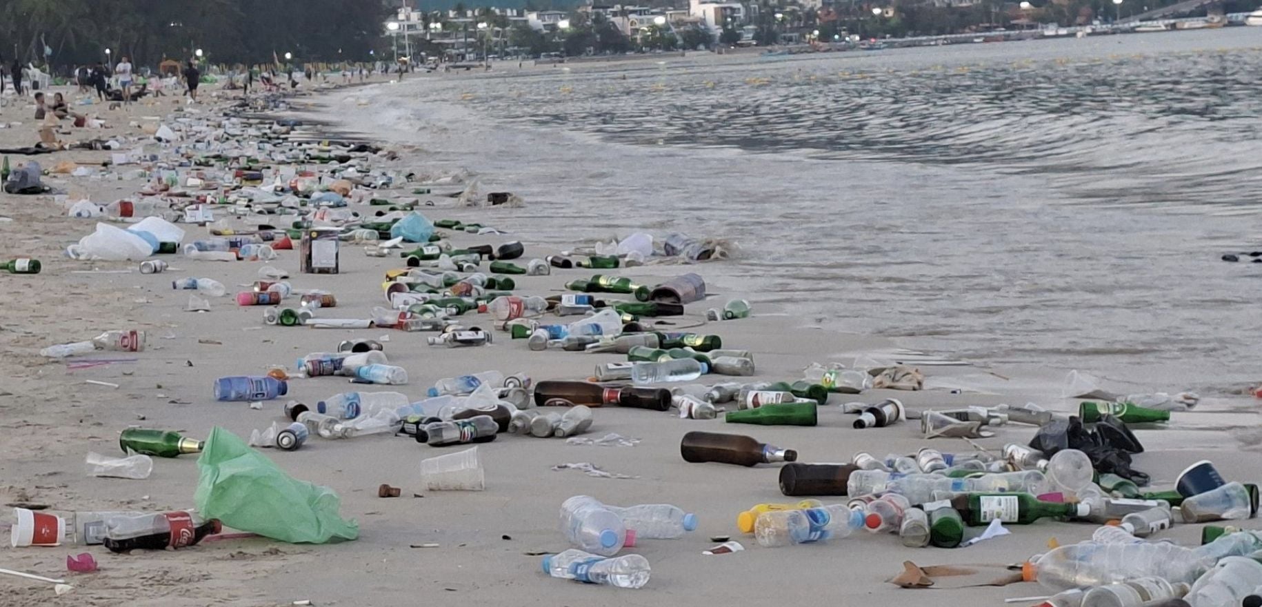Müllmeer: Nach dem Silvester-Countdown bedeckt Müll den Strand von Patong | Thaiger