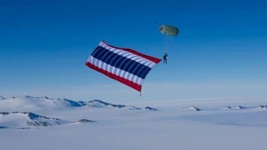 Thai flag flies high in Antarctic skydiving record | Thaiger