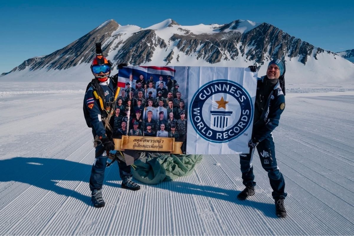 Thai flag flies high in Antarctic skydiving record | News by Thaiger