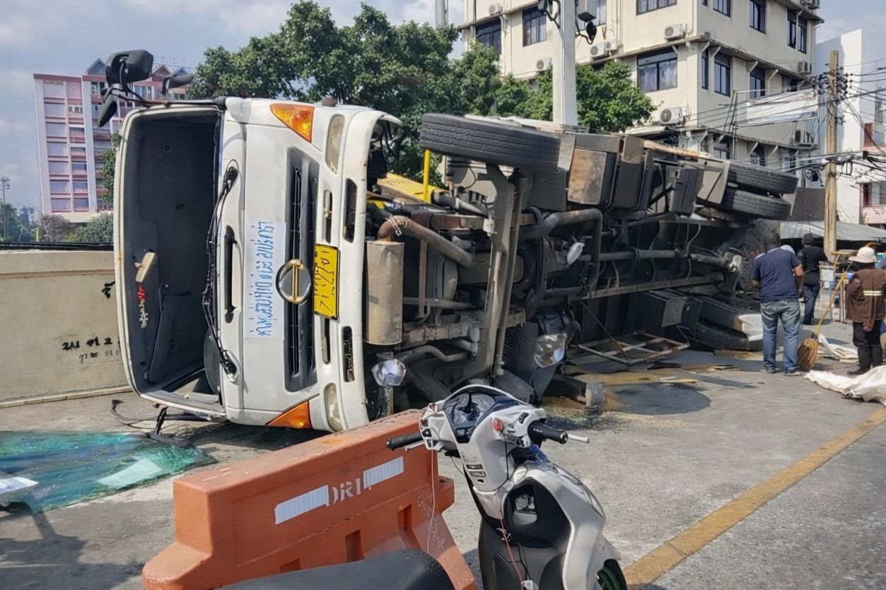 Crane truck overturns injuring two people | News by Thaiger