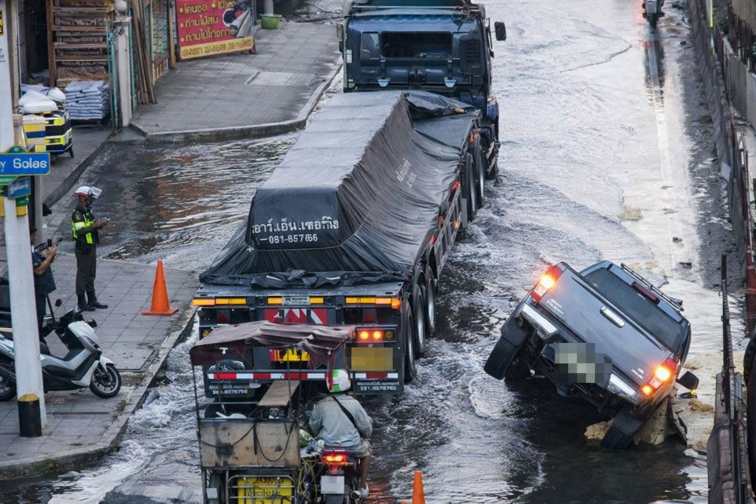 Rama 2 Road collapse overturns pickup truck in Bangkok | News by Thaiger