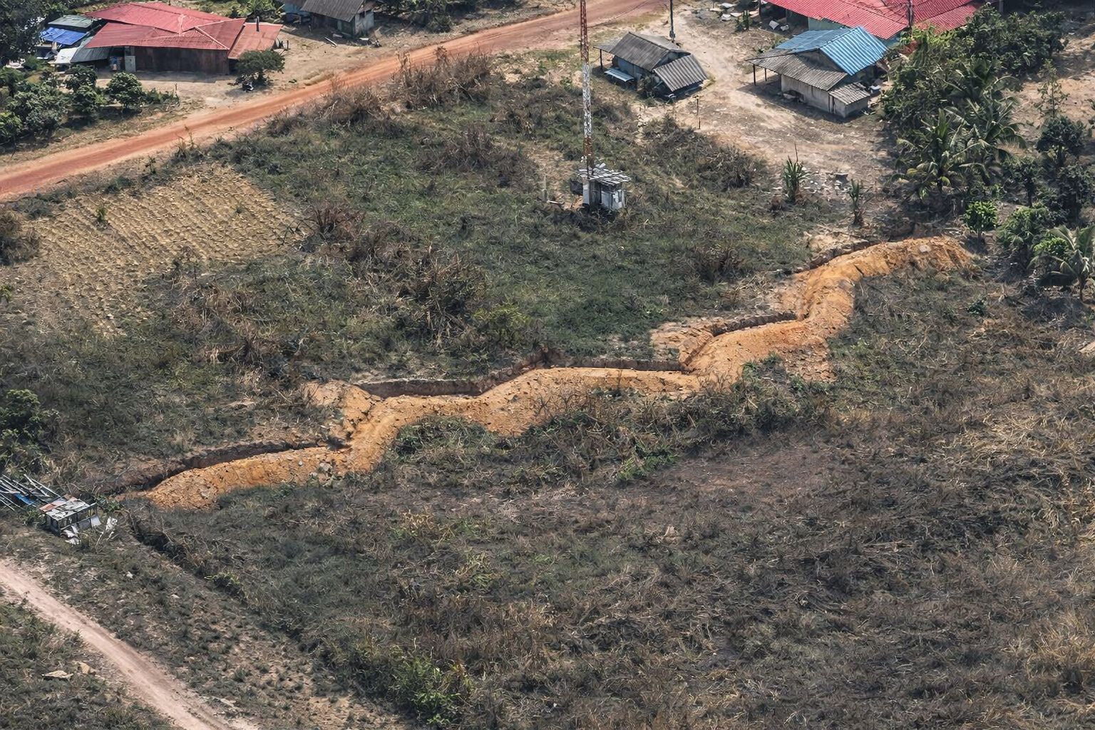 Cambodia digs trenches near Thai border by Trat province | News by Thaiger