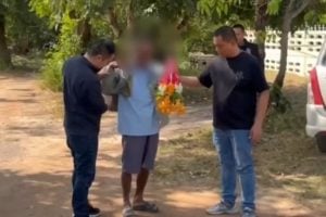 Meth dealer disguised as garland seller arrested in Roi Et | Thaiger