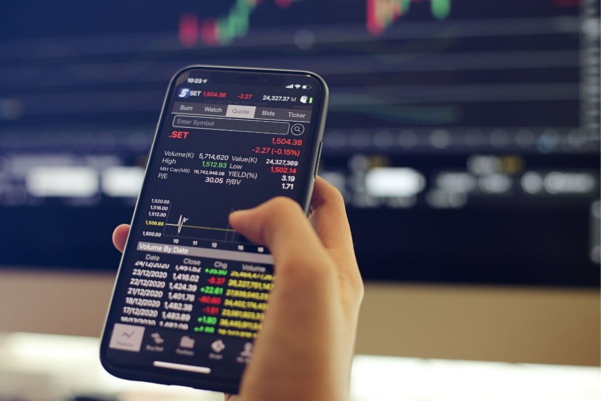 How to combine stocks and crypto in 2026 investment strategies | News by Thaiger