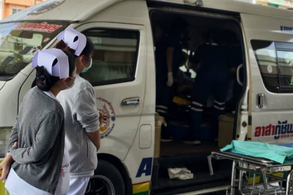 Woman delivers healthy baby in rescue van in Samut Prakan | Thaiger