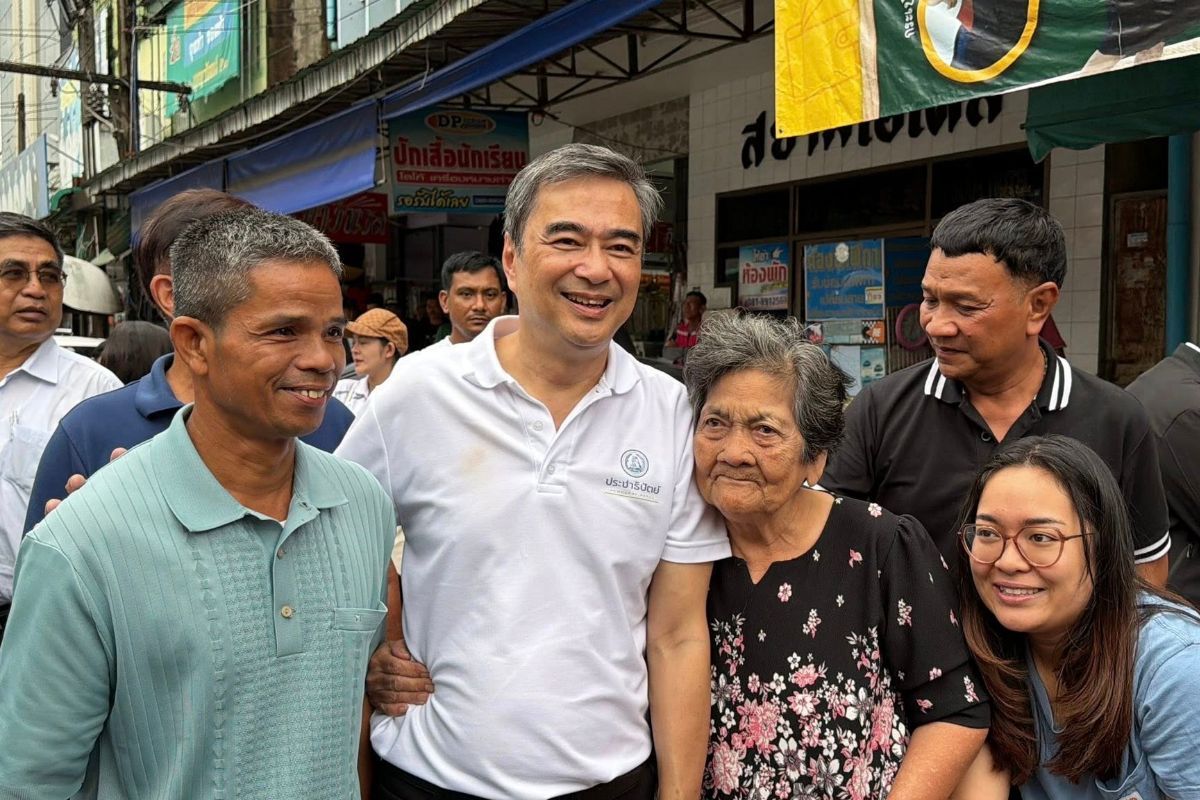 Abhisit campaigns in Nakhon Si Thammarat with policy pitch | Thaiger