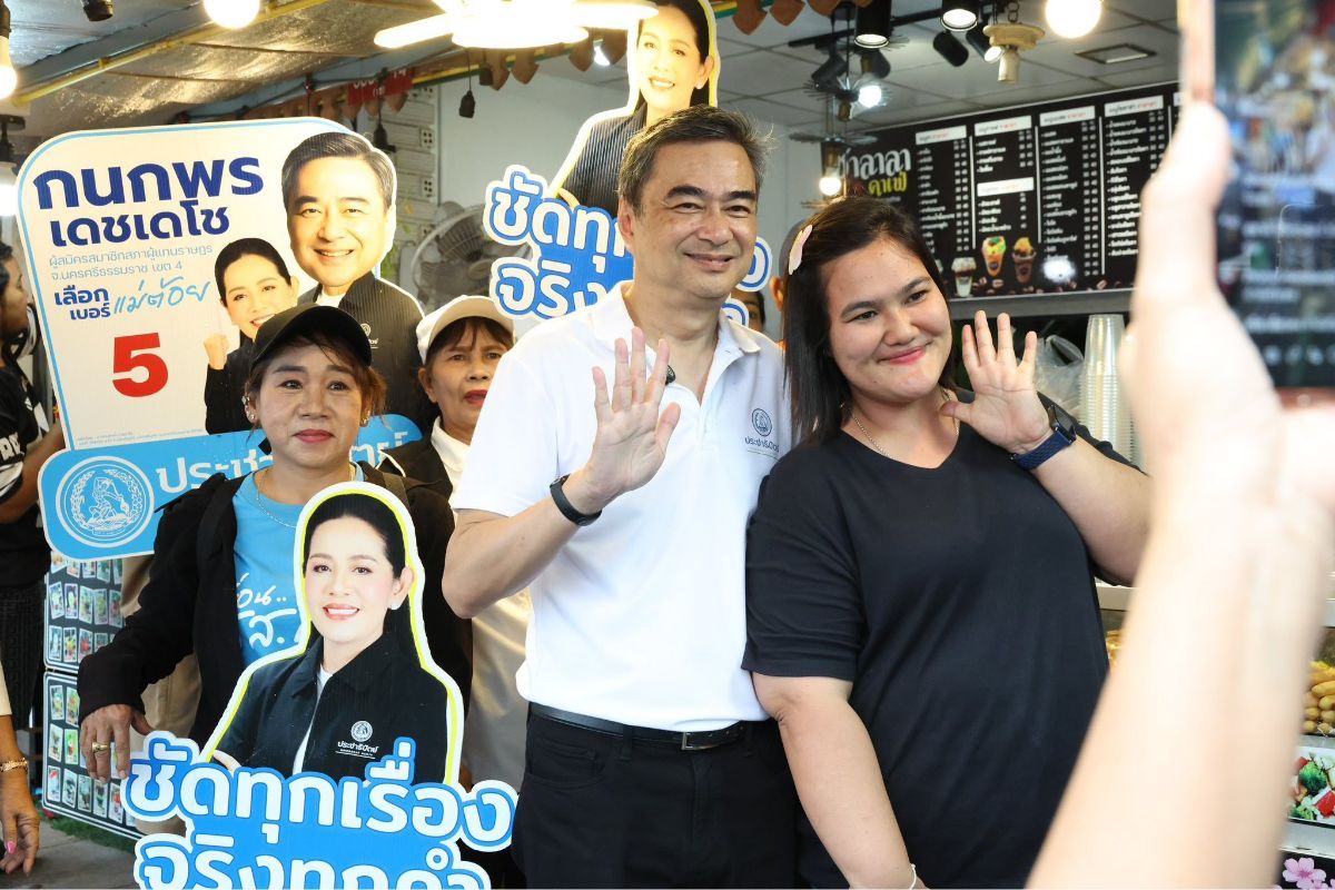 Abhisit Vejjajiva takes photos with supporters in Nakhon Si Thammarat