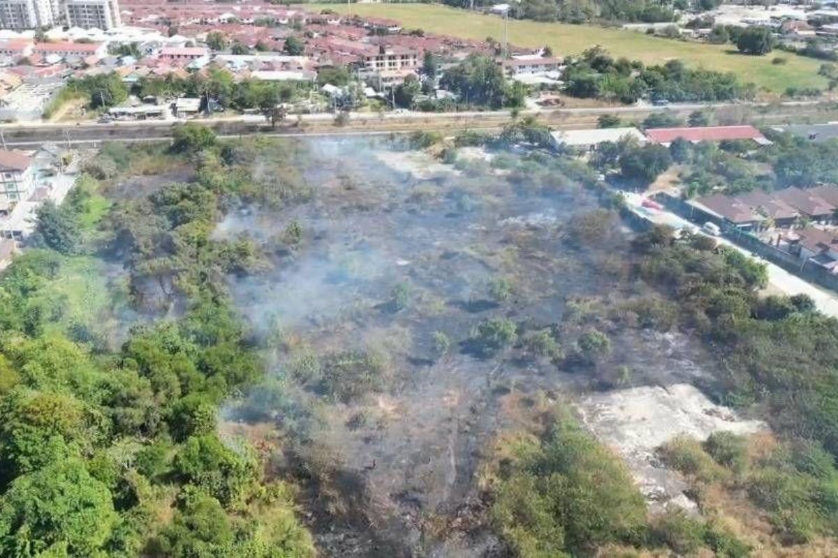 Smoke covers Pattaya as suspected arson fire scorches grassland | Thaiger
