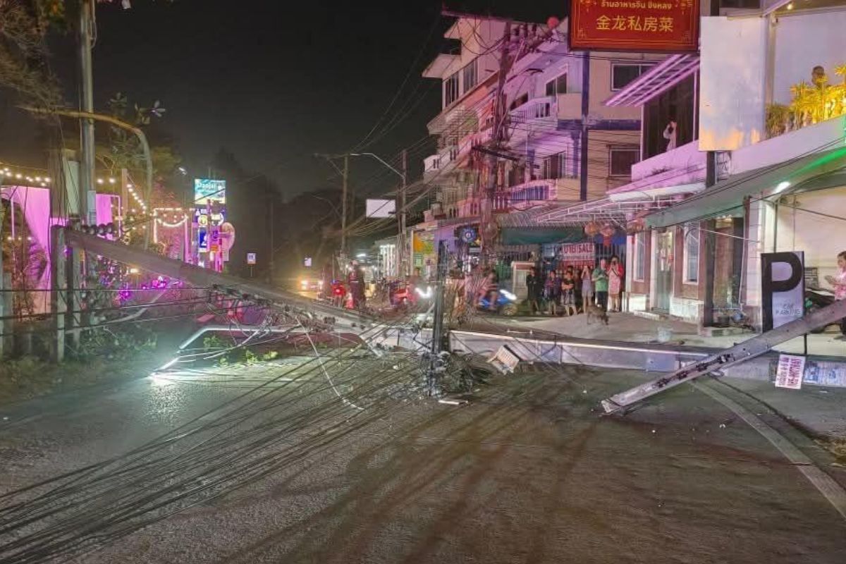 Three power poles down after pickup veers off road in Pattaya | Thaiger