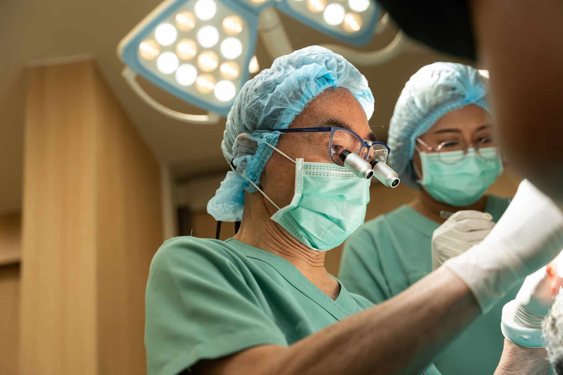 Dr Damkerng Pathomvanich performing hair transplantation at MedPark Bangkok