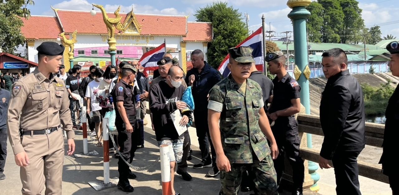Thai people return from Cambodia after ceasefire agreement