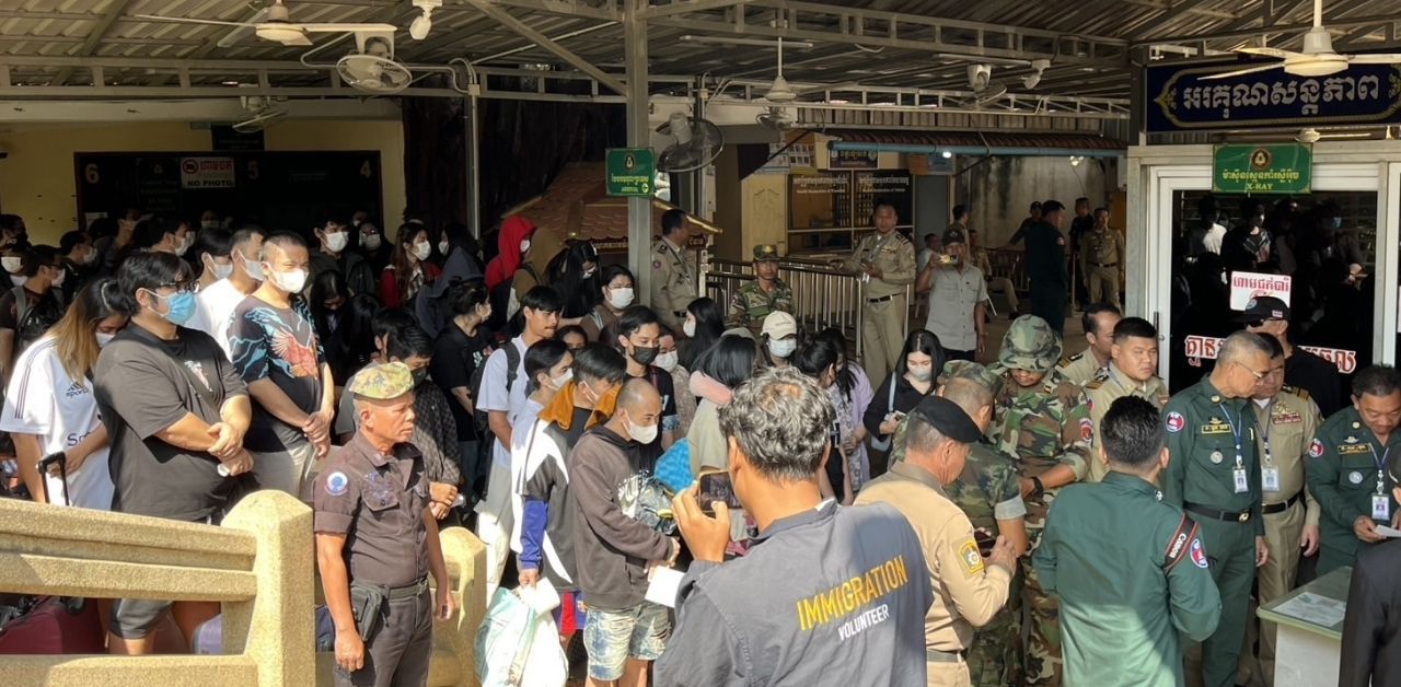 Cambodia allows Thai people to return