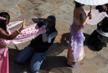 Wat Arun photographers warned for exploiting public space for personal gain | Thaiger