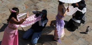 Wat Arun photographers warned for exploiting public space for personal gain | Thaiger