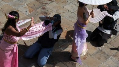 Wat Arun photographers warned for exploiting public space for personal gain | Thaiger