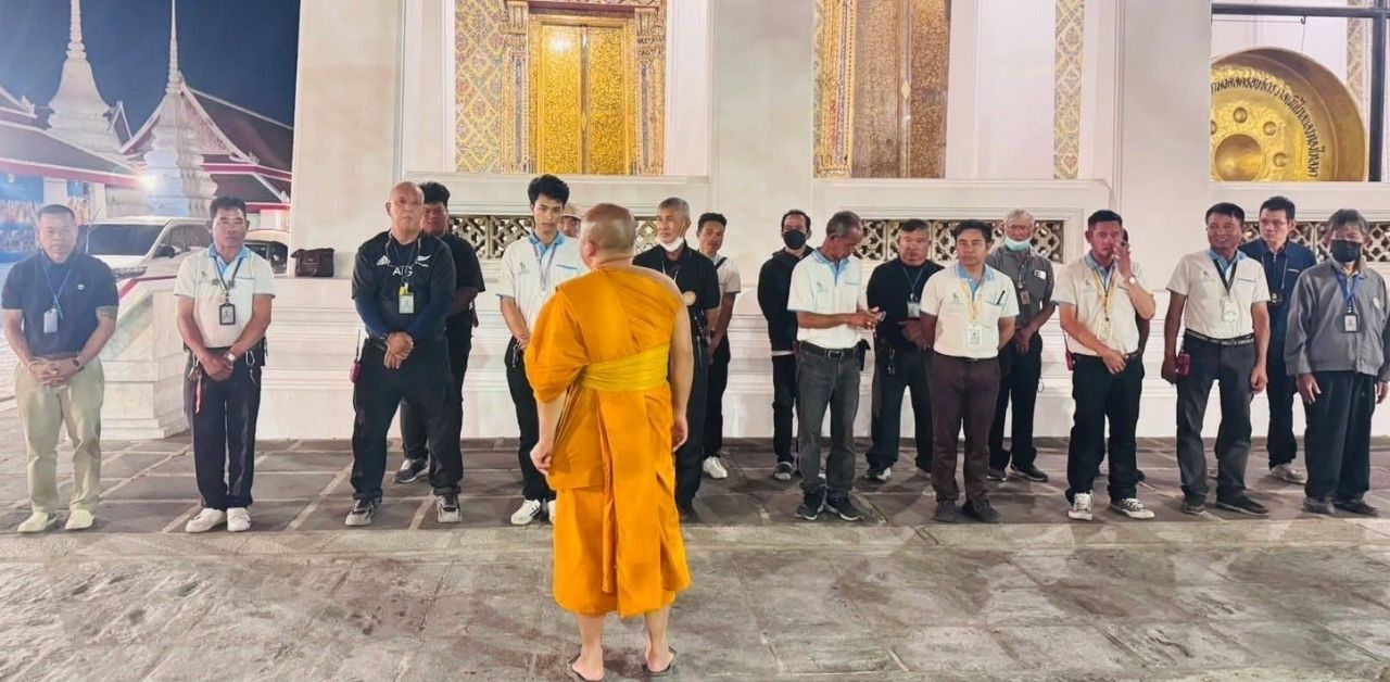 Photography service drama at Wat Arun