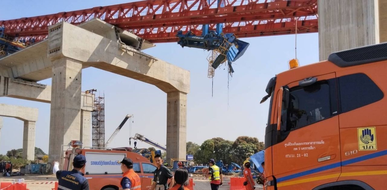 crane collapse onto train killing 32
