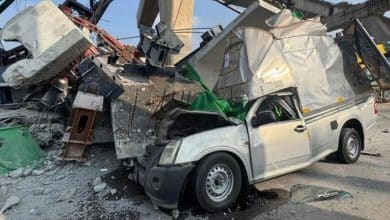 2 killed as crane collapses onto 2 vehicles on Rama II Road | Thaiger