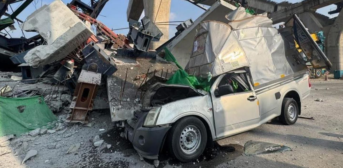 2 killed as crane collapses onto 2 vehicles on Rama II Road | Thaiger