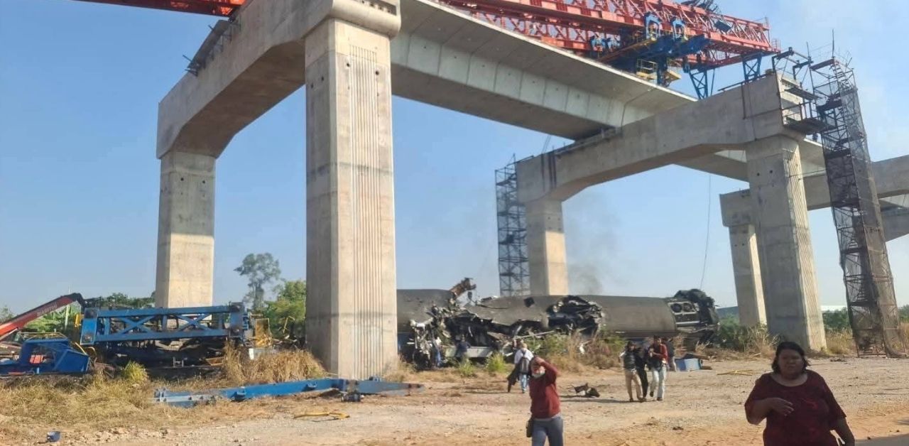 crane collapses onto moving train in Nakhon Ratchasima