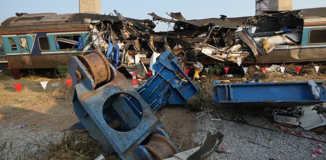 Crane collapses onto train in Nakhon Ratchasima