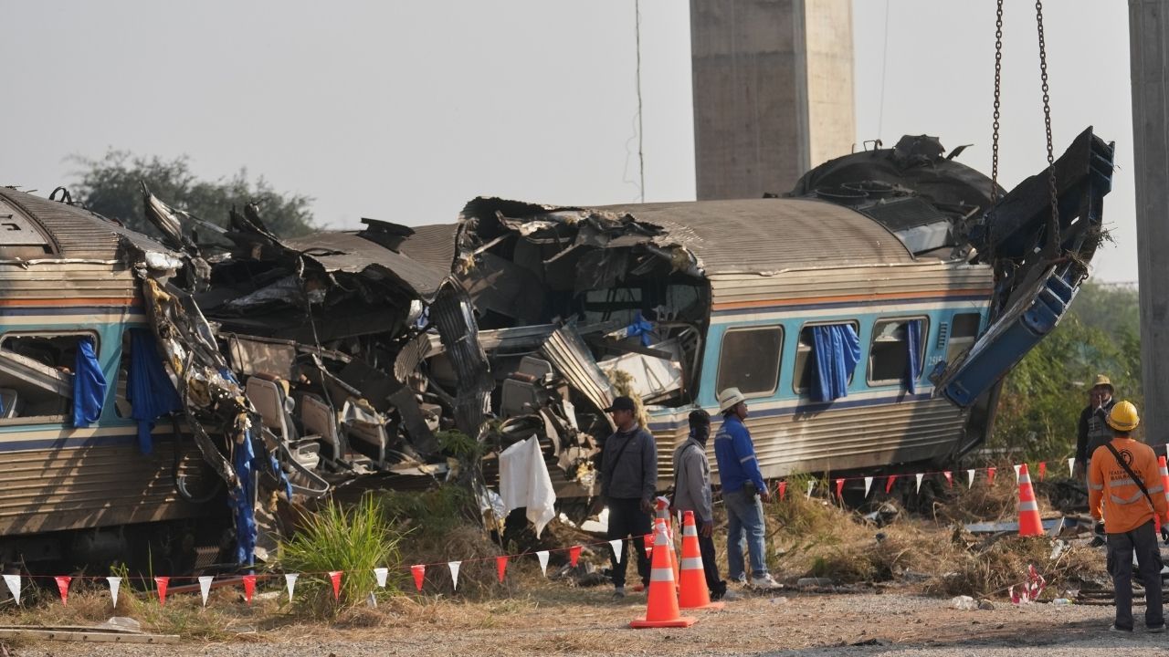 Crane collapses on train in Korat