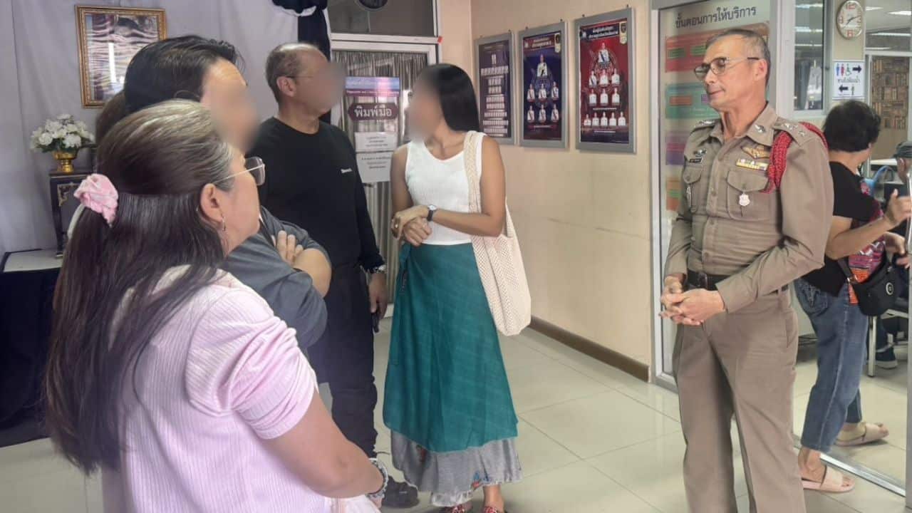 Tourists fight at Chiang Rai temple