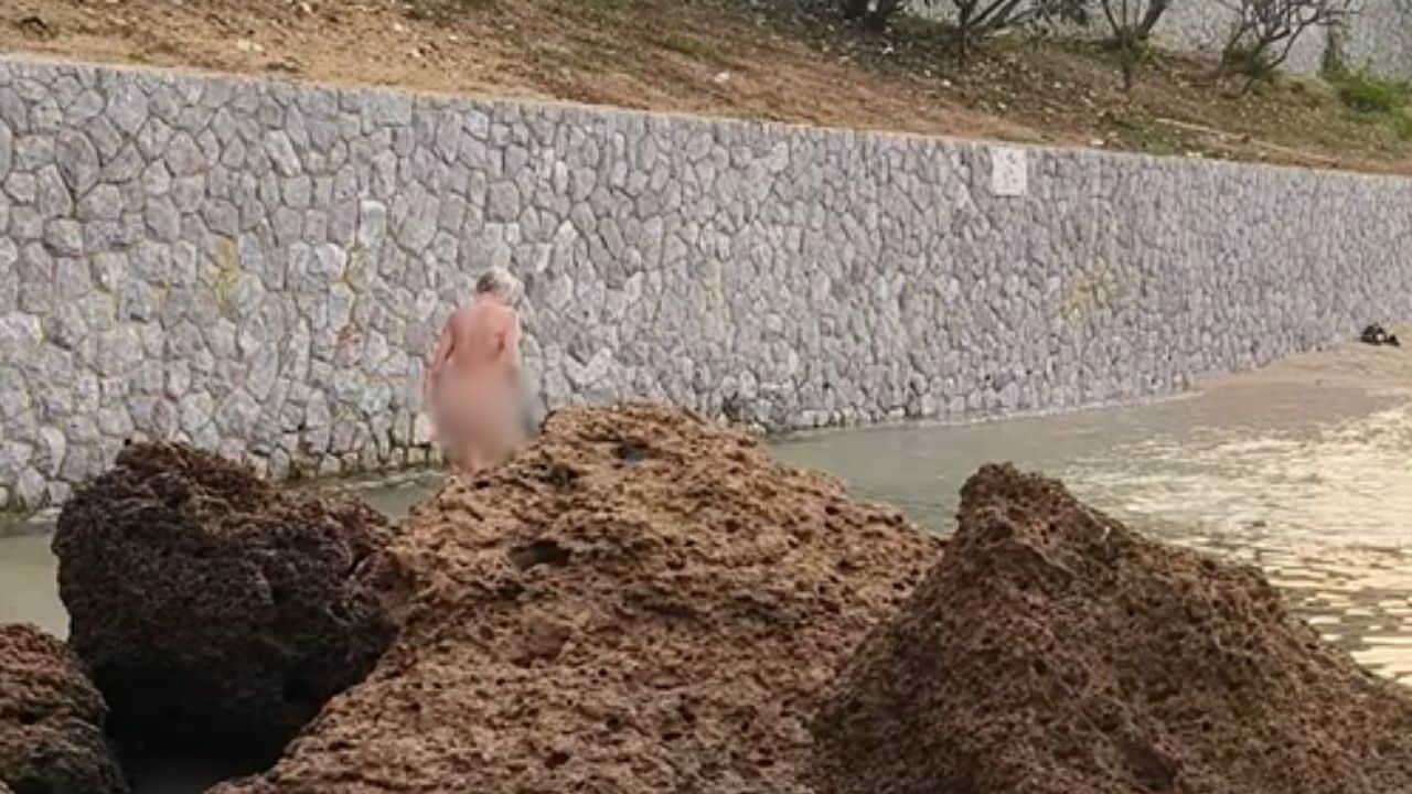 Foreign man caught walking naked on Pattaya beach