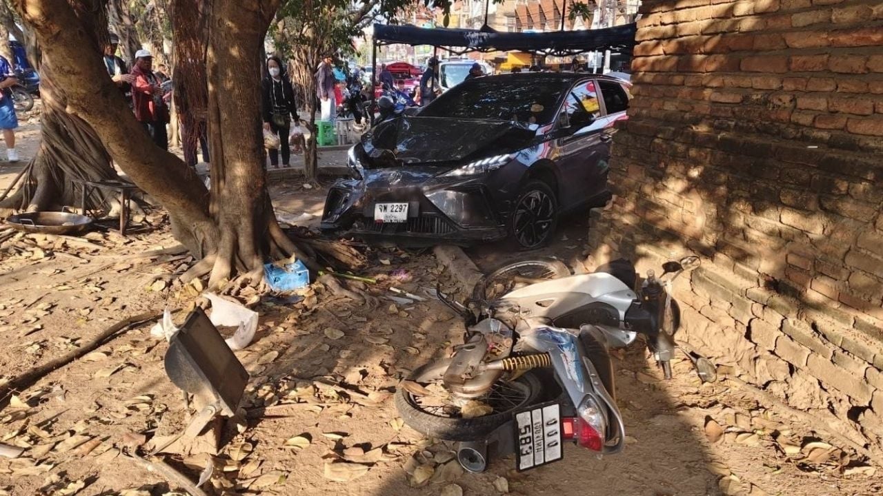 Grab driver crashes car in Chiang Mai injuring foreigner and Thai vendor