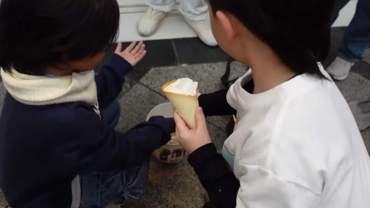 Living statue in Japan attacks son of Thai actress