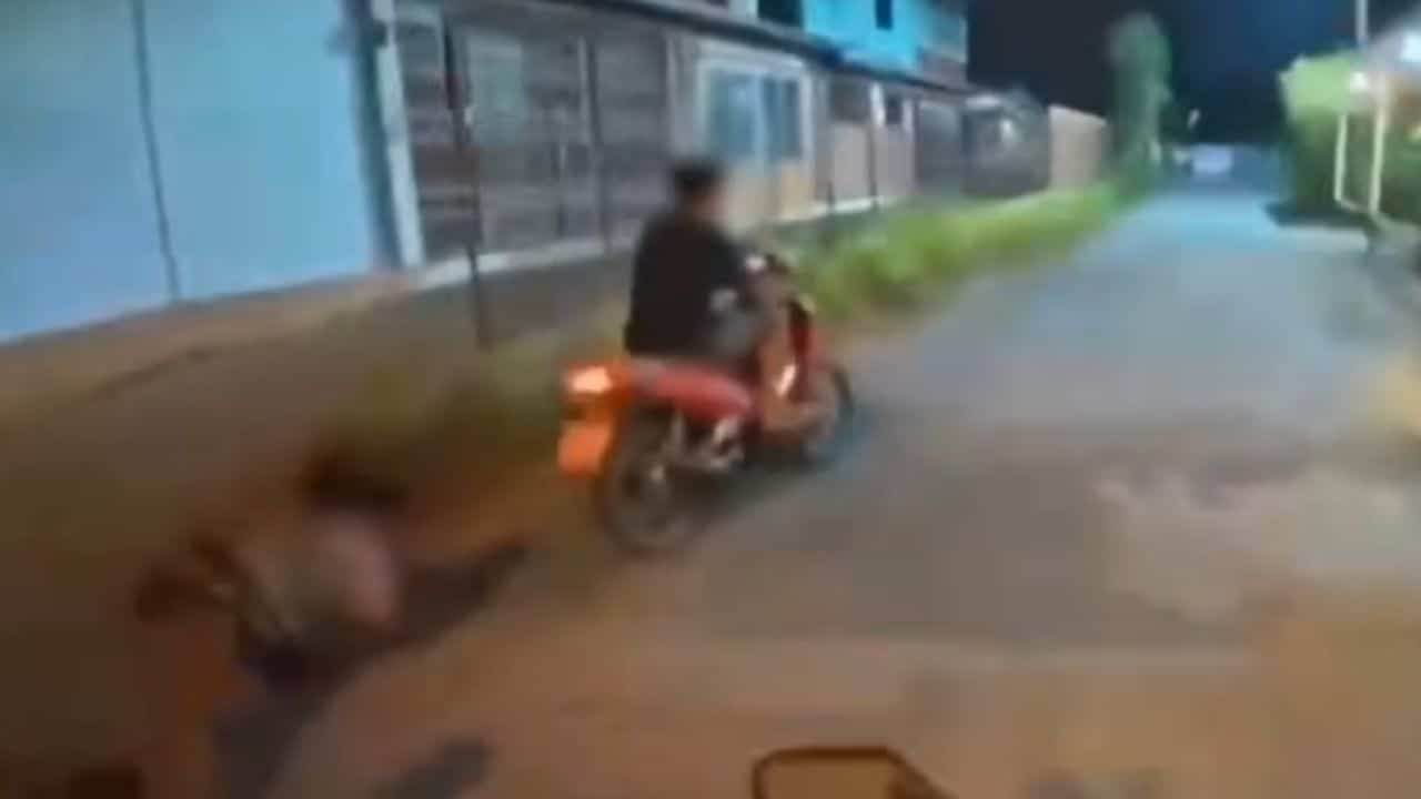 Drug suspect flees arrest despite girlfriend falls off vehicle