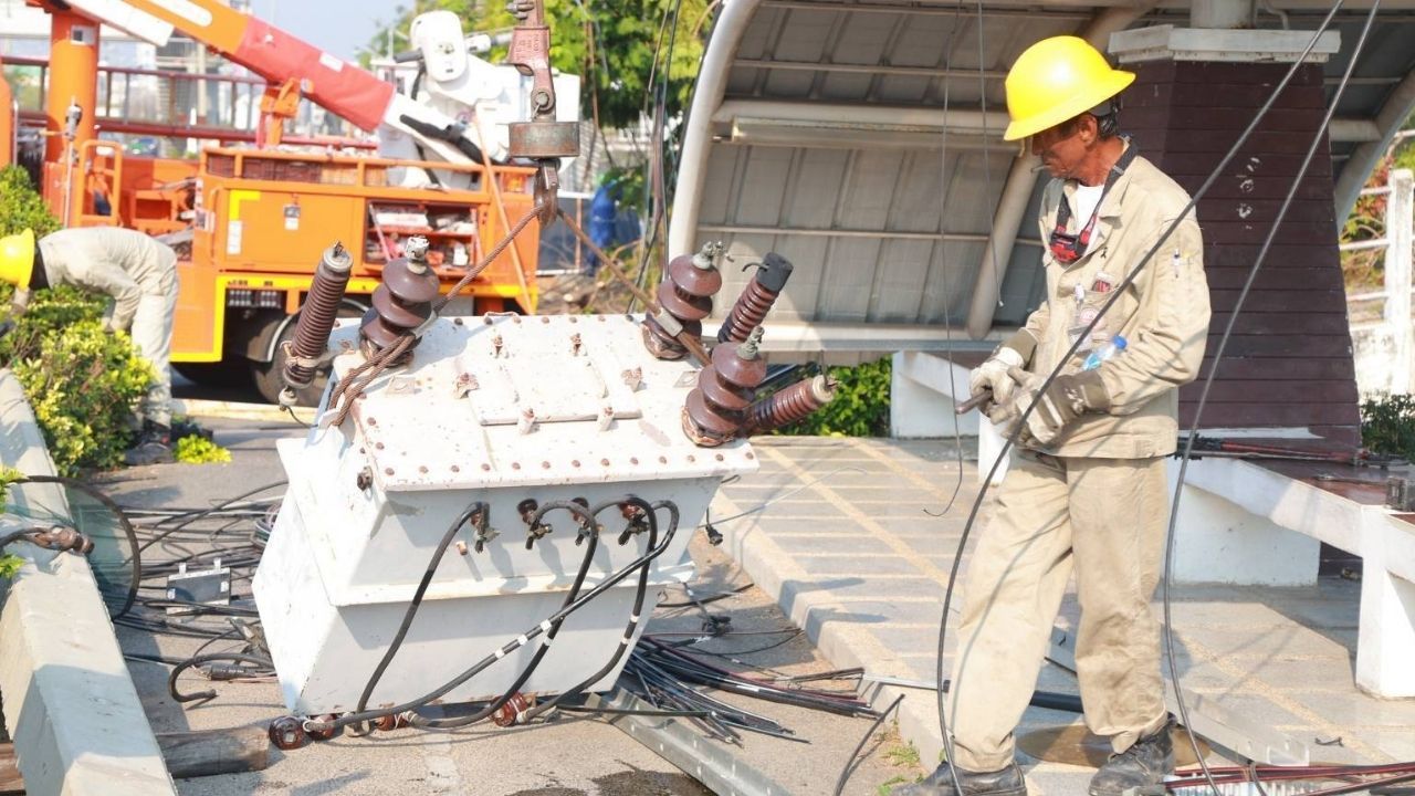 Power outage in Samut Prakan after more than 70 poles collapse