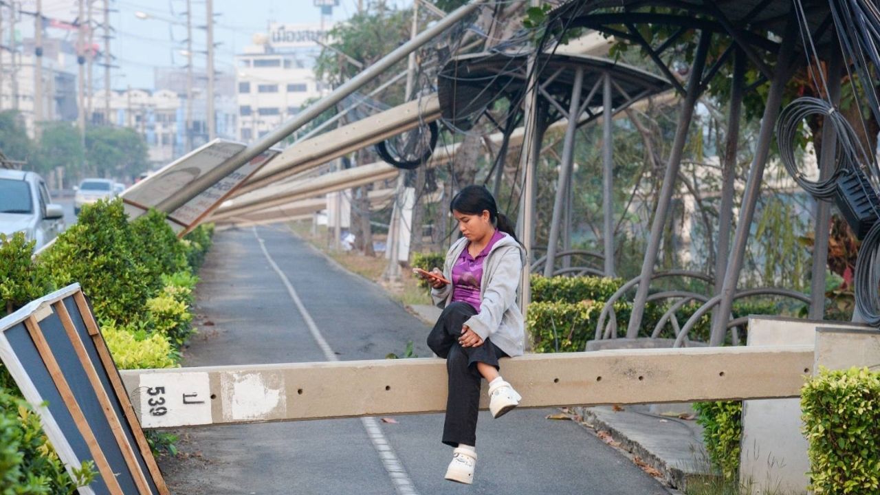 Electricity poles collapse in Samut Prakan