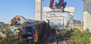 At least 4 killed after crane collapses onto train in Nakhon Ratchasima | Thaiger
