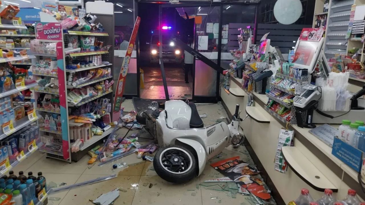 Vespa crashes into 7-Eleven in Pathum Thani after child twists throttle