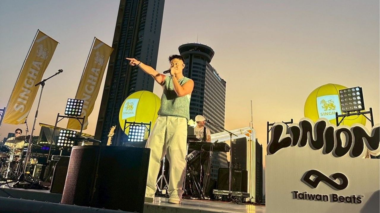 LINION engages the audience, encouraging them to feel the groove of his music.