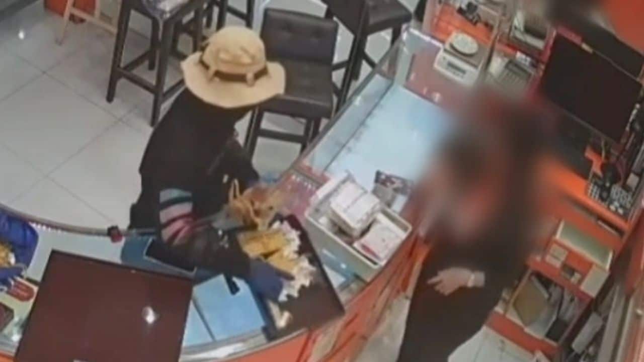 Gold shop robbery Bangkok mall