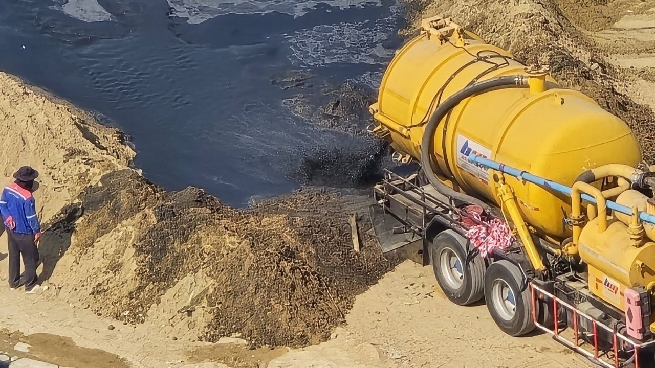 Pattaya sea pollution exposed by foreign man