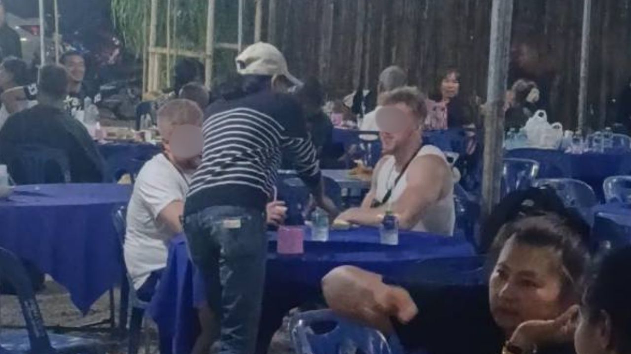 Foreigners welcomed and served food in Thai funeral