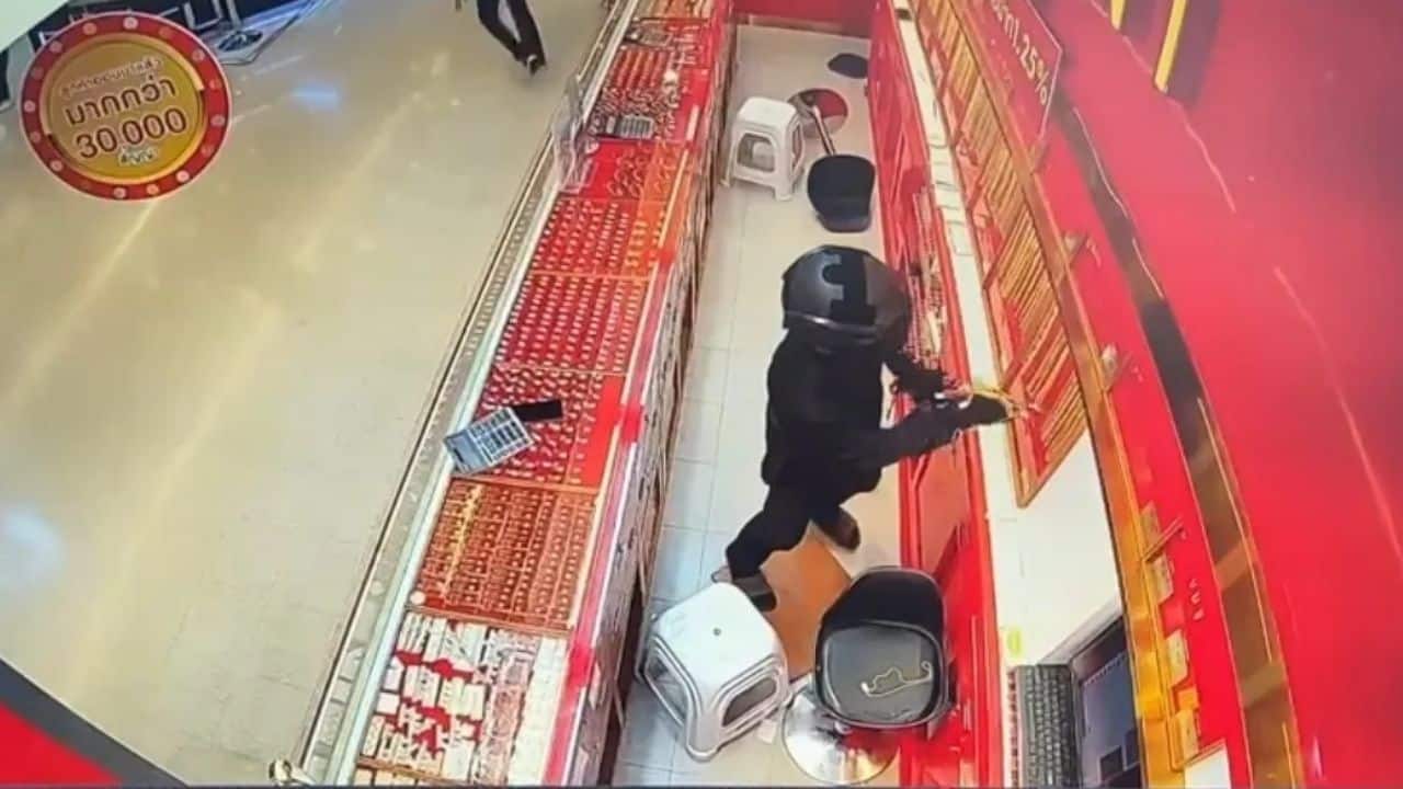 Teen steals 2.4 million baht in gold from shop in Hat Yai, Songkhla