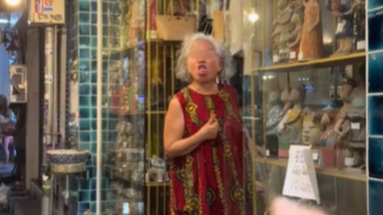 Phuket shop owner mocks Chinese tourist