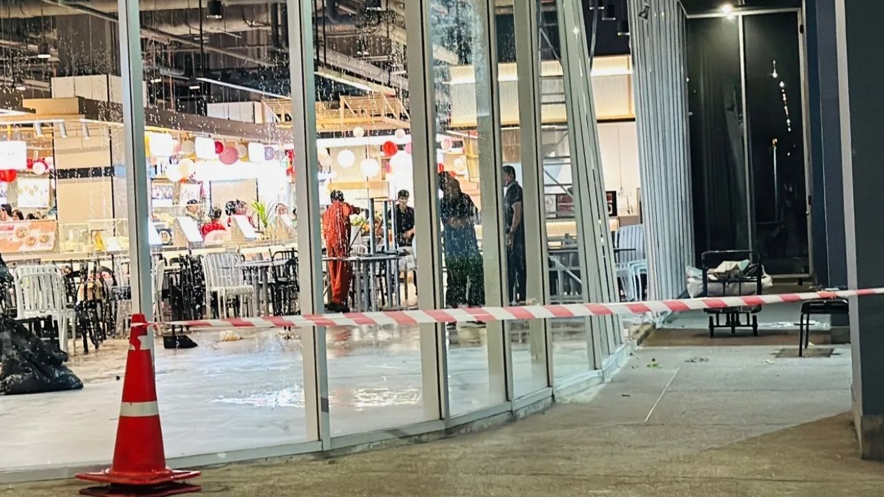 Glass partition collapses at shopping mall in Nonthaburi