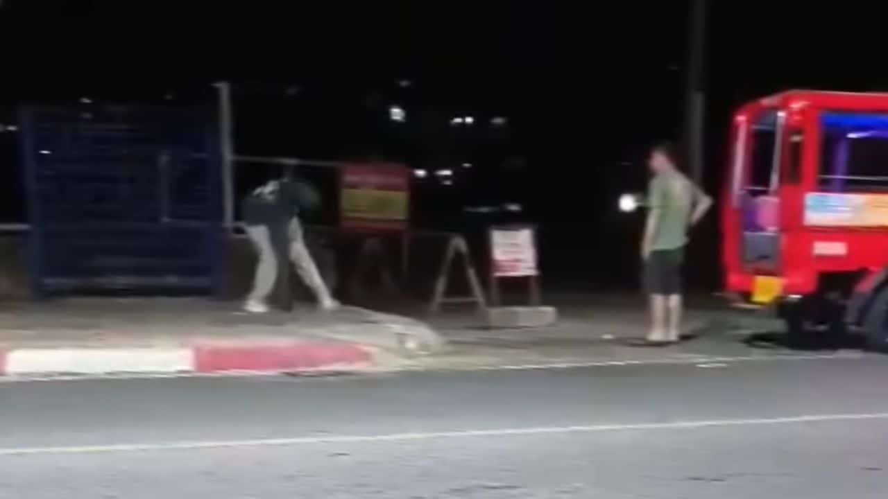 transwoman phone smashed by foreigner