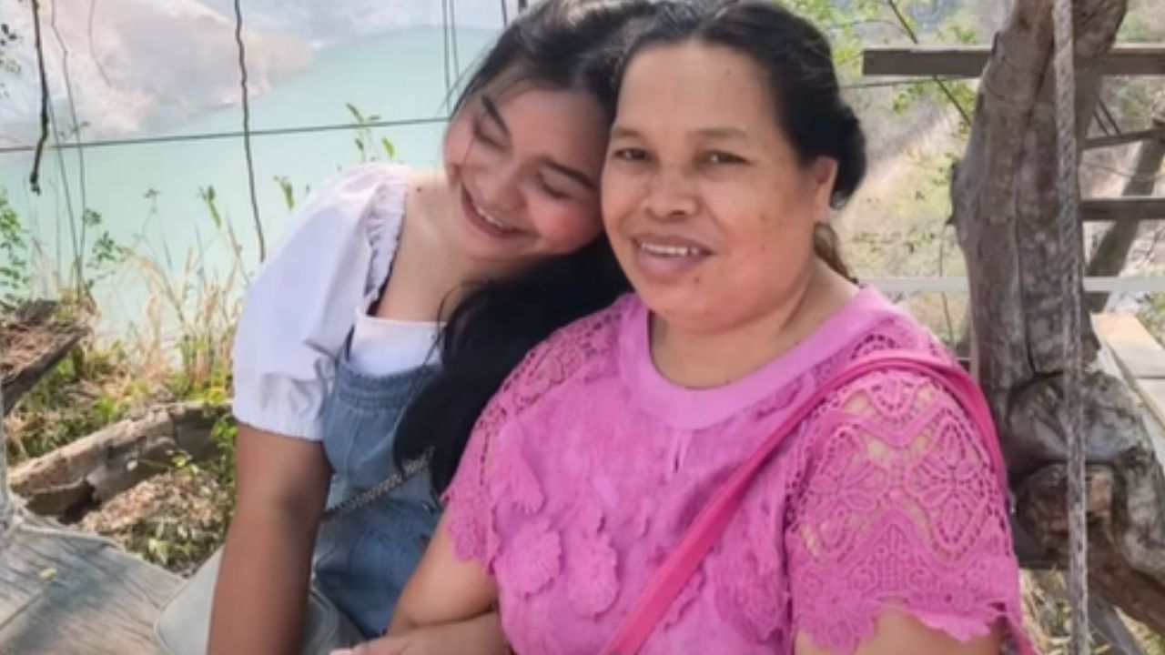 Thai woman hugs Phuket lottery seller who resembles her mother