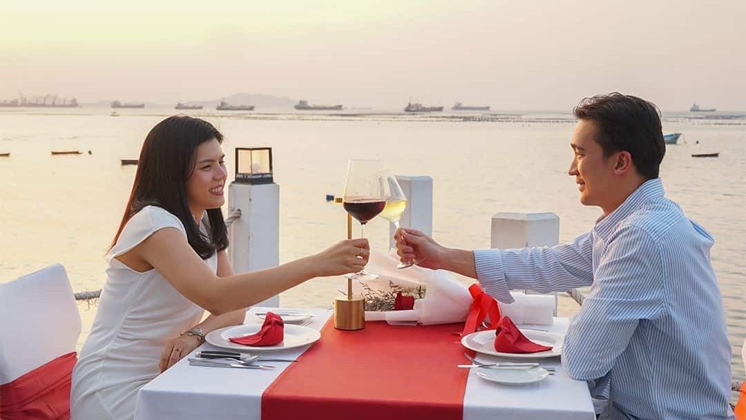 Valentine’s Day right by the water at Novotel Sriracha, a great place to travel near Bangkok this February