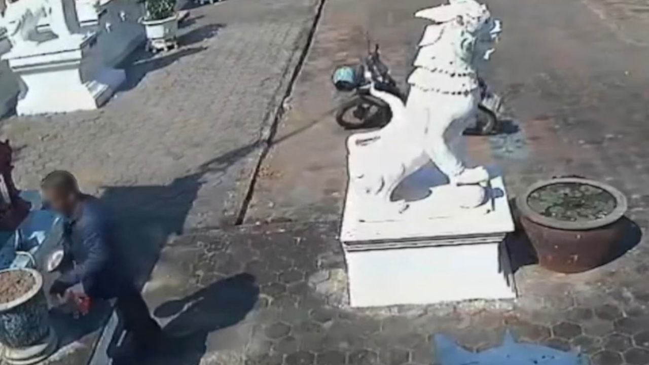 CCTV footage shows man performing wai gesture before stealing silver tray at Wat Daraphimook in Chiang Mai
