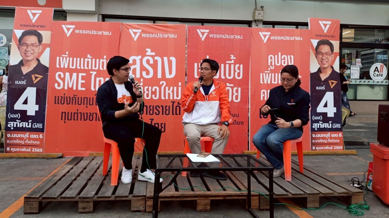 Sutat Meesiri campaigning in Nonthaburi for the People’s Party