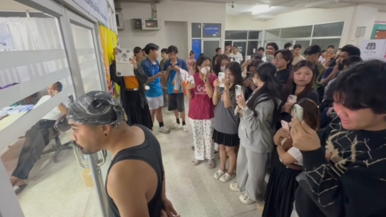 Students protesting outside Election Commission office in Maha Sarakham